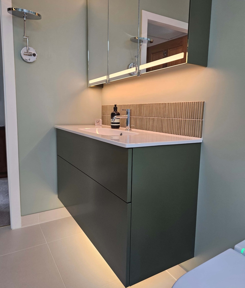 A contemporary wetroom featuring a tiled design