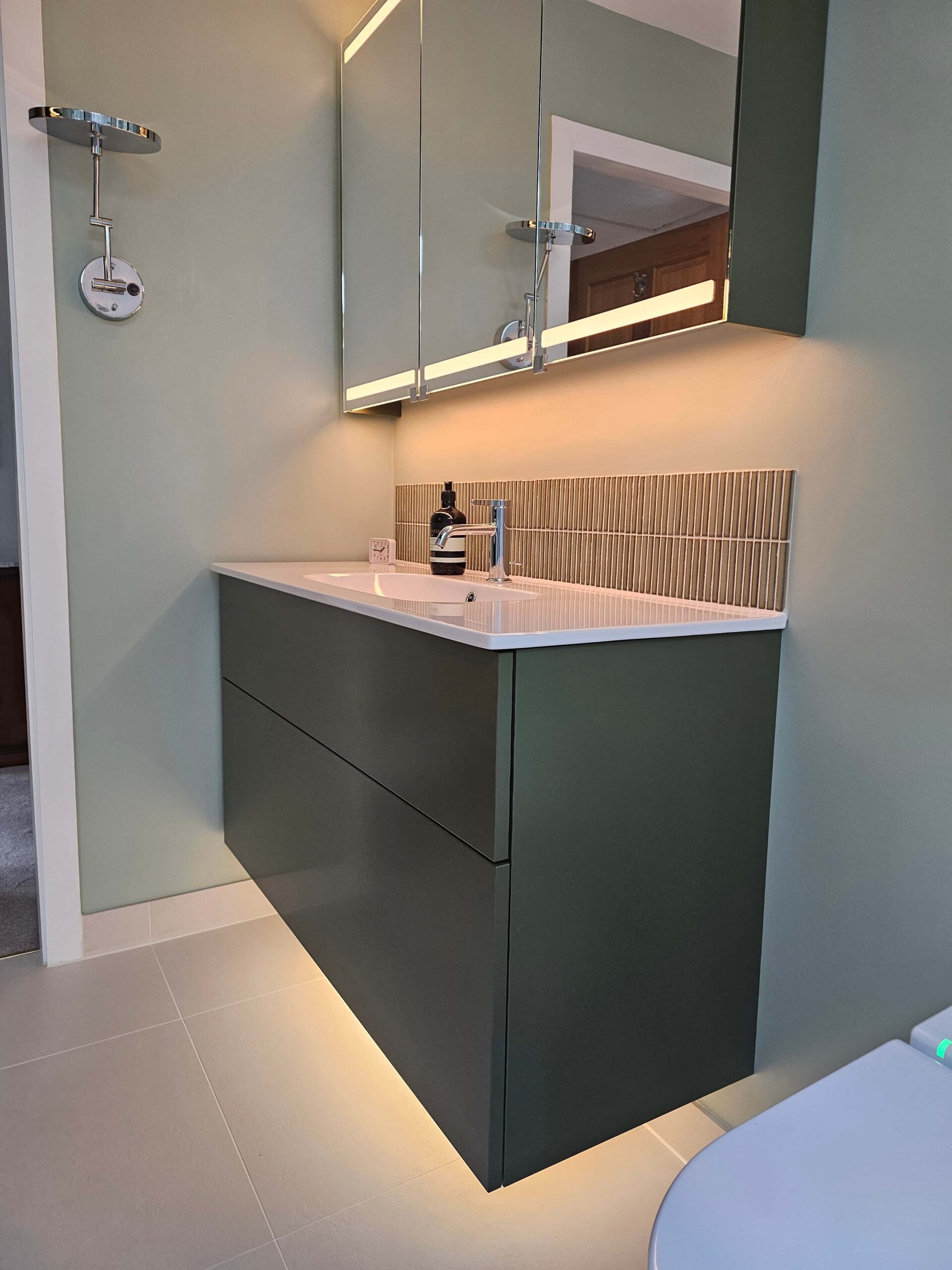 A contemporary wetroom featuring a tiled design